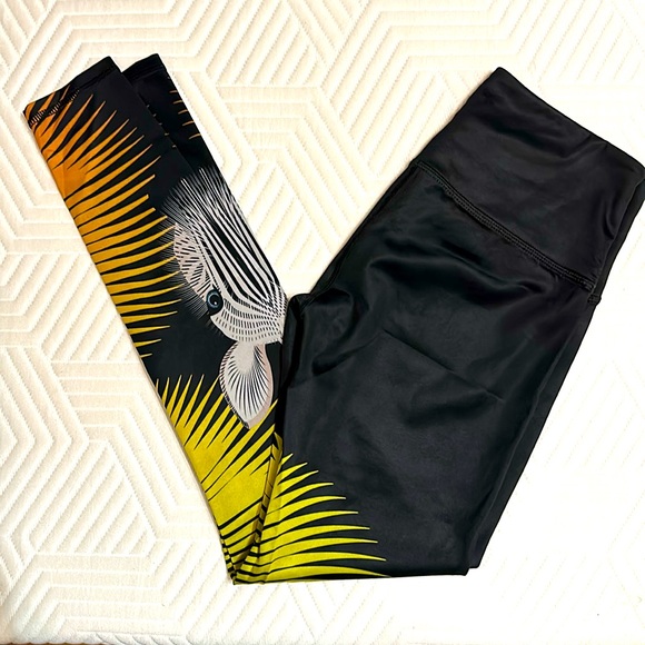 BUNDLE 8 NOLI MEDIUM YOGA PANTS. Multiple patterns. - Picture 8 of 14